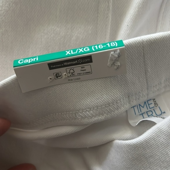 Time and Tru fitted stretch white capri - Picture 4 of 5